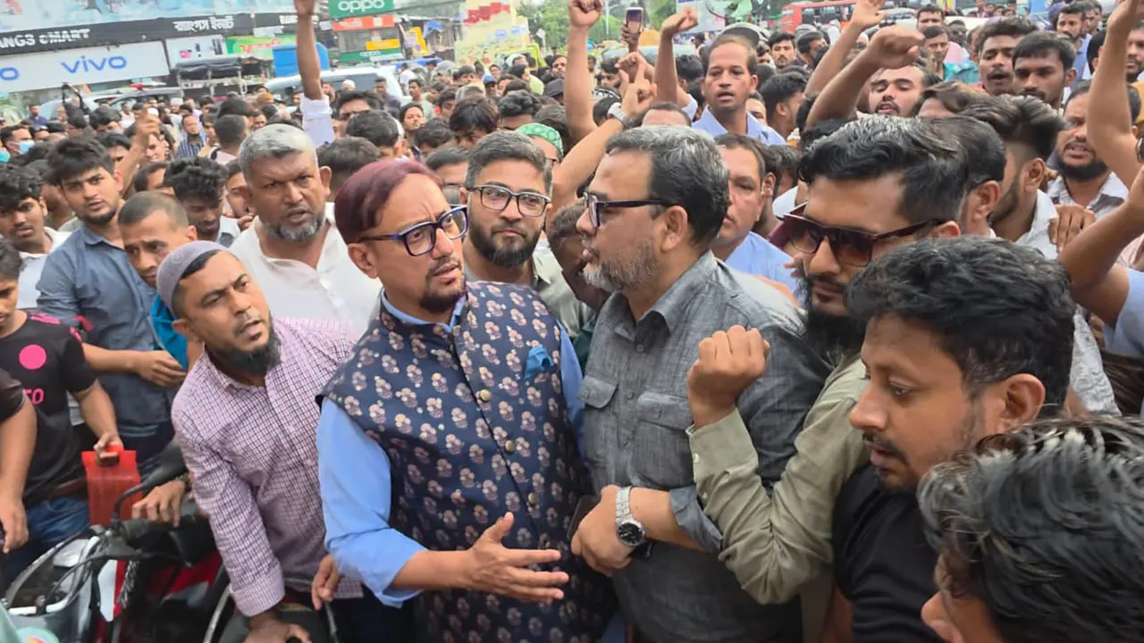 চট্টগ্রাম নিউ মার্কেট এলাকায় হকার বসার সময় নির্ধারণ করে দিলেন সিটি মেয়র